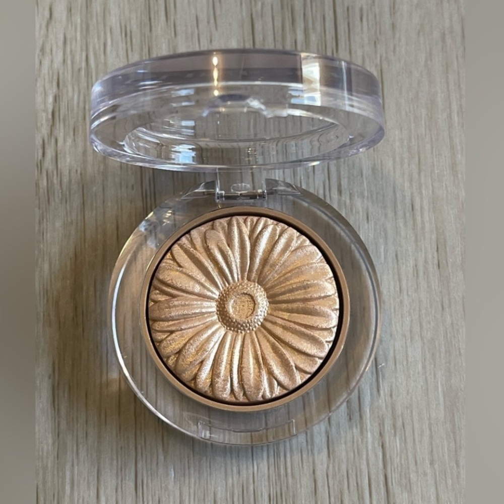 Clinique • Cheek Pop Highlighter in Gold Celebration Pop - Picture 2 of 8